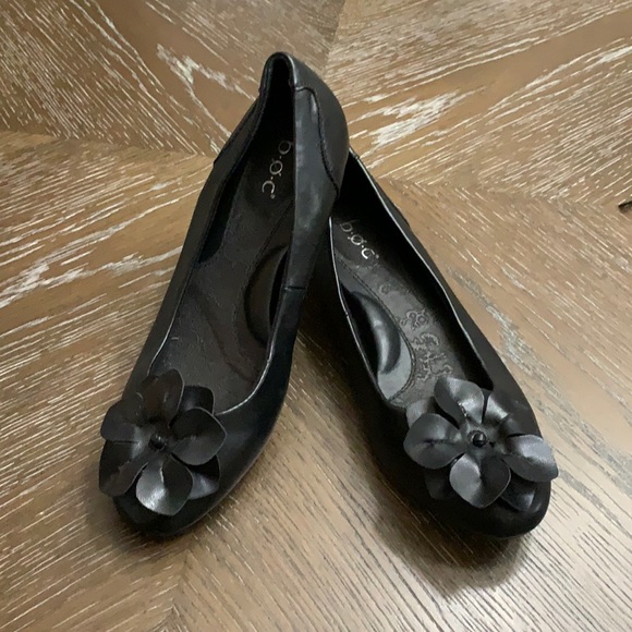 B.O.C. by BORN slip on black ballet flats with decorative flower on toe - Picture 3 of 13